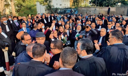 Grande agitation devant les tribunaux: Le pass vaccinal passe mal auprès des avocats