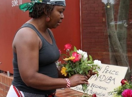 Soweto, triste et ému, dit “Merci Mandela” Soweto, triste et ému, dit “Merci Mandela”