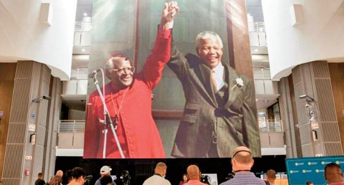 Tutu et Mandela: Deux géants avec des désaccords, unis contre l'apartheid Tutu et Mandela: Deux géants avec des désaccords, unis contre l'apartheid