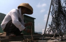 Les pêcheurs de Hong Kong rangent leurs filets Les pêcheurs de Hong Kong rangent leurs filets