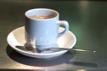 Quand les terrasses des cafés envahissent l’espace public Quand les terrasses des cafés envahissent l’espace public