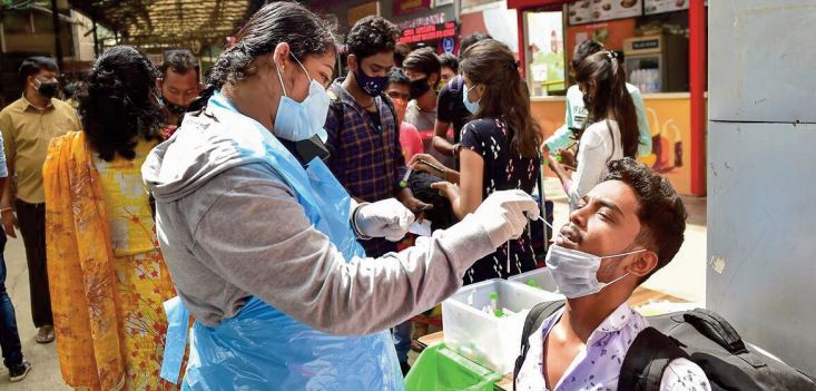 Traumatisée par la dernière vague de Covid, l'Inde prend les devants pour vaincre la menace Omicron