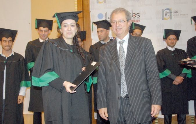 Le président directeur général de l’EMSI, Kamal Daissaoui, en compagnie de quelques lauréats. Le président directeur général de l’EMSI, Kamal Daissaoui, en compagnie de quelques lauréats.
