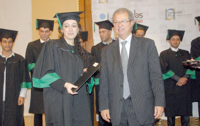 Le président   directeur général  de l’EMSI, Kamal Daissaoui,  en compagnie  de quelques lauréats.