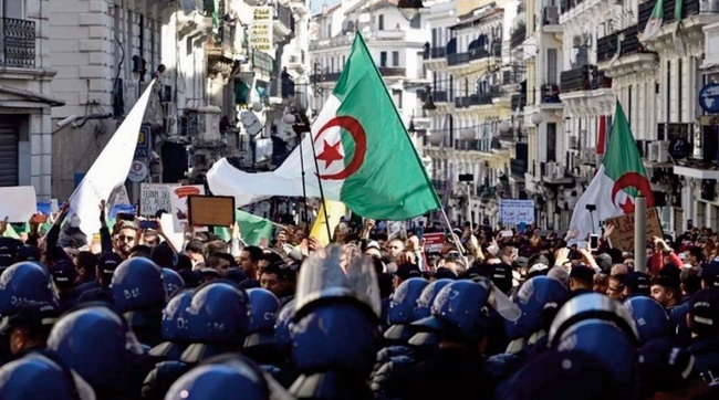 Le pouvoir algérien brûle par ses feux politiques et sociaux