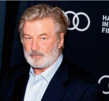 Tir mortel sur un tournage: Alec Baldwin remet son téléphone à la police Tir mortel sur un tournage: Alec Baldwin remet son téléphone à la police