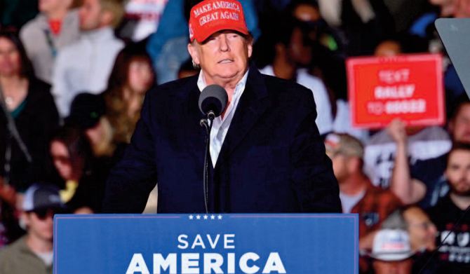 Trump éreinte les politiciens de Washington devant ses fidèles en meeting Trump éreinte les politiciens de Washington devant ses fidèles en meeting