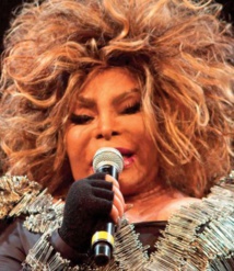 Elza Soares: La diva noire de la chanson brésilienne symbole de résistance et de courage Elza Soares: La diva noire de la chanson brésilienne symbole de résistance et de courage