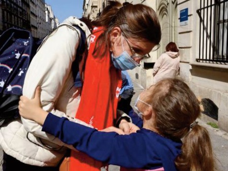 Ecoles fermées pour cause de Covid: Une gouverneure américaine s'improvise institutrice Ecoles fermées pour cause de Covid: Une gouverneure américaine s'improvise institutrice