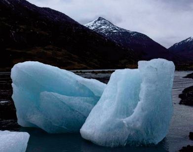 Les glaciers fondent plus vite lorsqu 'ils finissent dans un lac