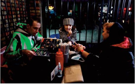 En Iran, un restaurant fait manger ses clients en “ prison ” pour aider les détenus