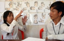 Au Cambodge, sortir de la «prison» de la surdité grâce au langage des signes Au Cambodge, sortir de la «prison» de la surdité grâce au langage des signes