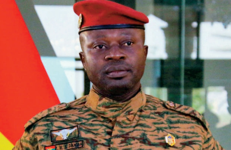 Le nouvel homme fort du Burkina issu d'un putsch investi président