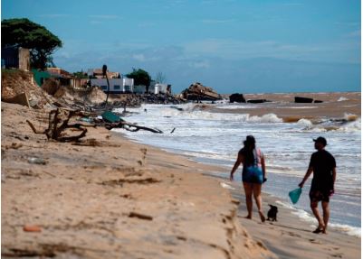 Au Brésil, une cité balnéaire disparaît sous la mer Au Brésil, une cité balnéaire disparaît sous la mer