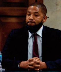 Jussie Smollett condamné à de la prison ferme pour avoir mis en scène son agression Jussie Smollett condamné à de la prison ferme pour avoir mis en scène son agression