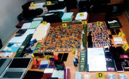 Huit personnes arrêtées pour liens présumés avec un réseau criminel spécialisé dans le faux, usage de faux et immigration illégale Huit personnes arrêtées pour liens présumés avec un réseau criminel spécialisé dans le faux, usage de faux et immigration illégale