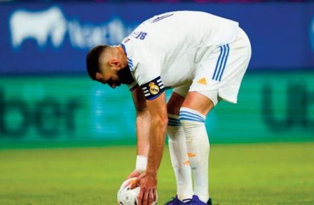 Benzema se rate mais le Real Madrid se rue vers le titre Benzema se rate mais le Real Madrid se rue vers le titre