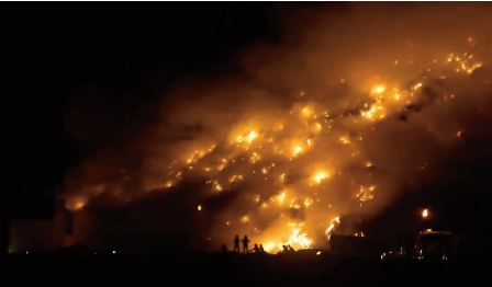 Le sort d'enfer de ceux qui vivent aux abords d' une montagne d'ordures en feu en Inde