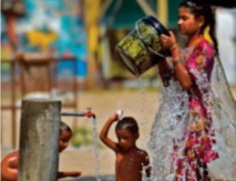Jouer du violon pendant que les travailleurs indiens brûlent Jouer du violon pendant que les travailleurs indiens brûlent