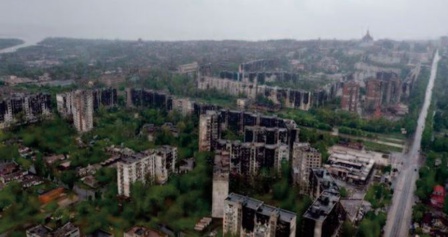 Dans Marioupol, la vie en ruine des rescapés