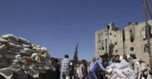 Première distribution d'aides dans les quartiers rebelles d'Alep