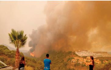 2.000 personnes évacuées en raison d' un violent incendie dans le sud de l’Espagne 2.000 personnes évacuées en raison d' un violent incendie dans le sud de l’Espagne