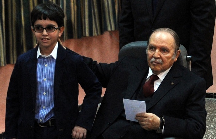 Fauteuil roulant et impotence, absent et si présent, Bouteflika vote gagnant