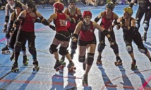 Avec le roller derby, les filles du monde entier roulent des mécaniques Avec le roller derby, les filles du monde entier roulent des mécaniques