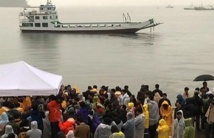 Des milliers de personnes  au mémorial des victimes  du ferry sud-coréen naufragé