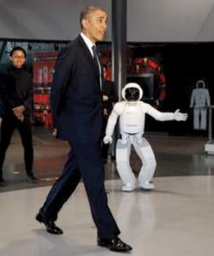 Obama joue au foot avec un robot japonais Obama joue au foot avec un robot japonais