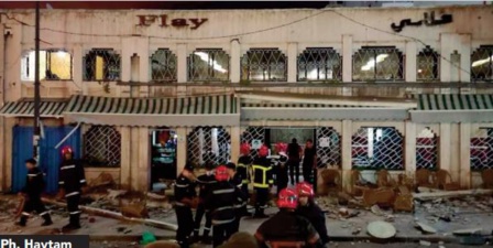 Trois morts et deux blessés dans l'effondrement d' une partie du fronton d' un café à Casablanca Trois morts et deux blessés dans l'effondrement d' une partie du fronton d' un café à Casablanca