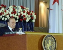 Bouteflika prête serment avec de grandes difficultés