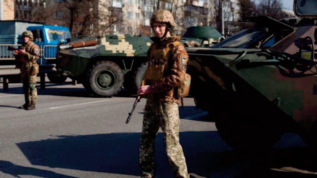 Kiev tente de ralentir l'armée russe