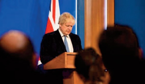 Boris Johnson se bat pour son poste en pleine vague de démissions dans son gouvernement