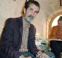 Ahmed Harrouz : Le dessin et l’écriture sont distincts mais se retrouvent dans l’esence de ce qui est communiqué Ahmed Harrouz : Le dessin et l’écriture sont distincts mais se retrouvent dans l’esence de ce qui est communiqué