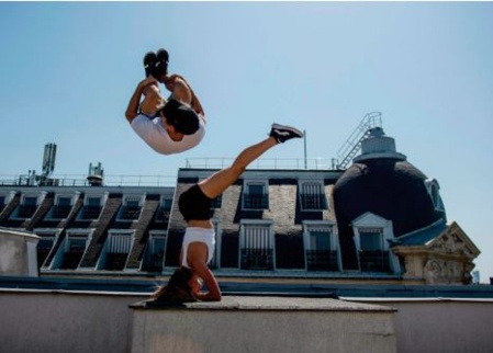 Parkour : Itinéraire vertigineux d' un duo sur les toits de Paris Parkour : Itinéraire vertigineux d' un duo sur les toits de Paris