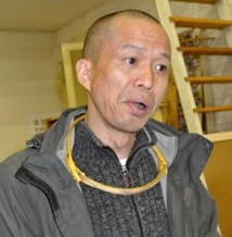 Sa côte au cou, un Chinois explore l'art extrême Sa côte au cou, un Chinois explore l'art extrême