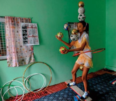 La tradition birmane du jonglage veut se jouer de toutes les crises