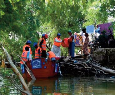 Des villageois pakistanais bravent la faim et les serpents pour protéger leurs terres inondées Des villageois pakistanais bravent la faim et les serpents pour protéger leurs terres inondées