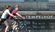 Bataille autour de Tempelhof, ancien aéroport devenu terrain de jeux des Berlinois Bataille autour de Tempelhof, ancien aéroport devenu terrain de jeux des Berlinois