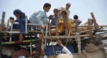 Des milliers de civils fuient l’offensive militaire au Waziristan à la faveur d’un assouplissement du couvre-feu Des milliers de civils fuient l’offensive militaire au Waziristan à la faveur d’un assouplissement du couvre-feu