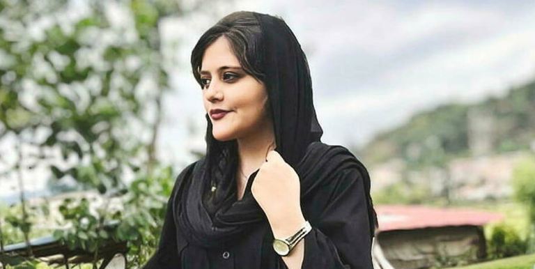 Les Iraniens bouleversés par la mort d'une femme arrêtée par la police des mœurs