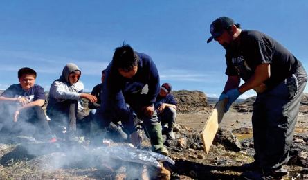 Dans l'Arctique canadien, les traditions inuites remèdes contre la dépression des jeunes