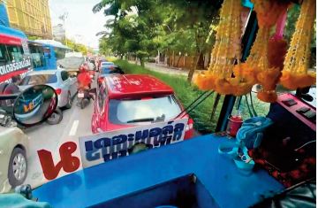 "Bus de l'enfer" A Bangkok, la ligne 8 au tournant de son parcours tortueux