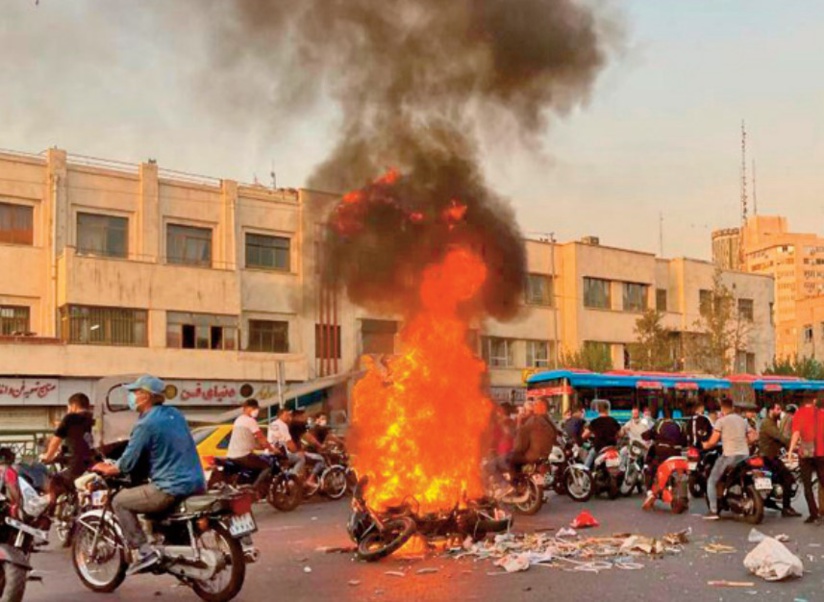 En Iran, la télévision d'Etat piratée avec une image du guide suprême en feu En Iran, la télévision d'Etat piratée avec une image du guide suprême en feu