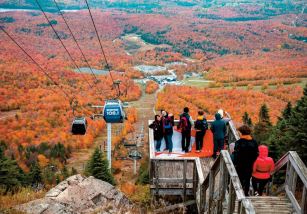 Les touristes affluent pour l'automne haut en couleur du Québec