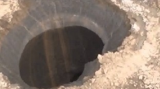 Un mystérieux trou géant s’est formé dans le sol de Sibérie Un mystérieux trou géant s’est formé dans le sol de Sibérie