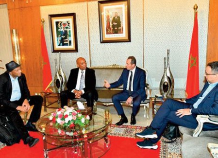 Le président de la CAF enthousiaste de recevoir les demandes des pays intéressés et accueille favorablement la présentation par le Maroc de sa demande Le président de la CAF enthousiaste de recevoir les demandes des pays intéressés et accueille favorablement la présentation par le Maroc de sa demande