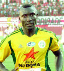 Le meilleur buteur d’Algérie, le Camerounais Albert Ebossé tué par un projectile lors de JSK-USM à Tizi-Ouzou Le meilleur buteur d’Algérie, le Camerounais Albert Ebossé tué par un projectile lors de JSK-USM à Tizi-Ouzou