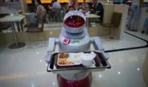 En Chine, un resto futuriste où des robots servent les plats de cuistots androïdes
